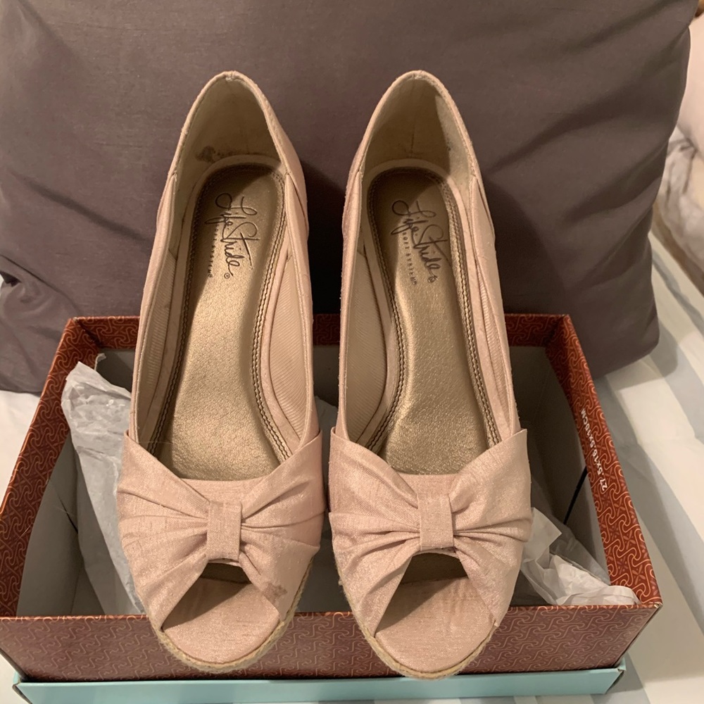 Life Stride Rhonda beige silk wedges